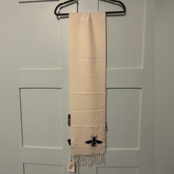 NWT authentic Gucci cashmere scarf with pearl bee appliqué, ivory color - Picture 4 of 10